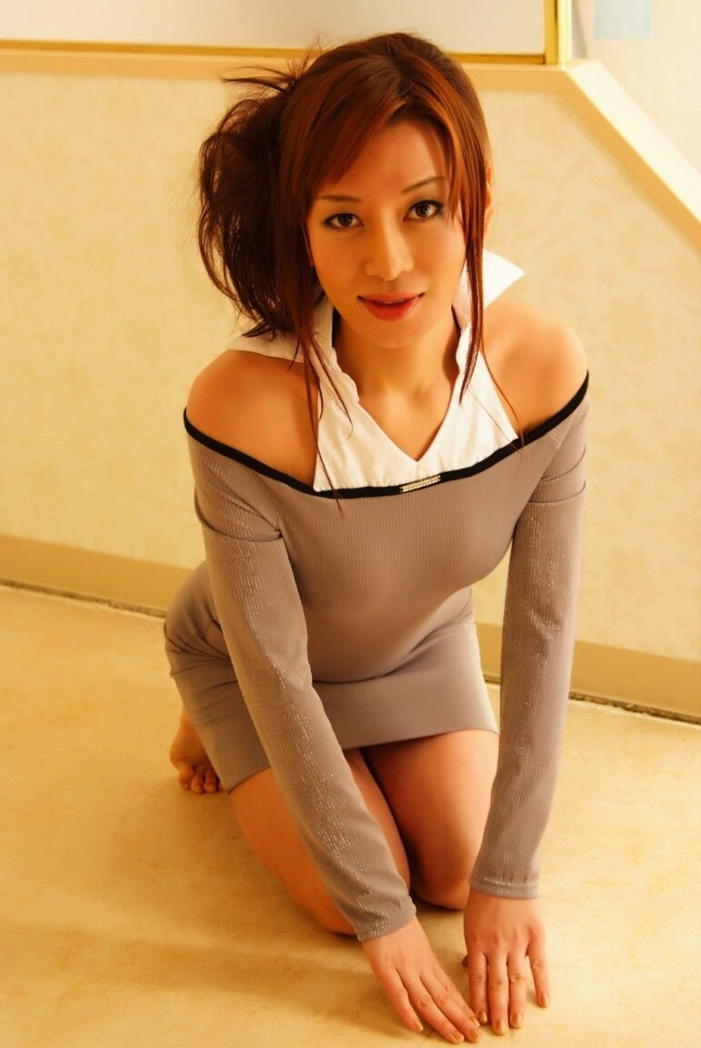 12P Hermosa modelo japonesa descubre sus grandes tetas durante una acción en solitario