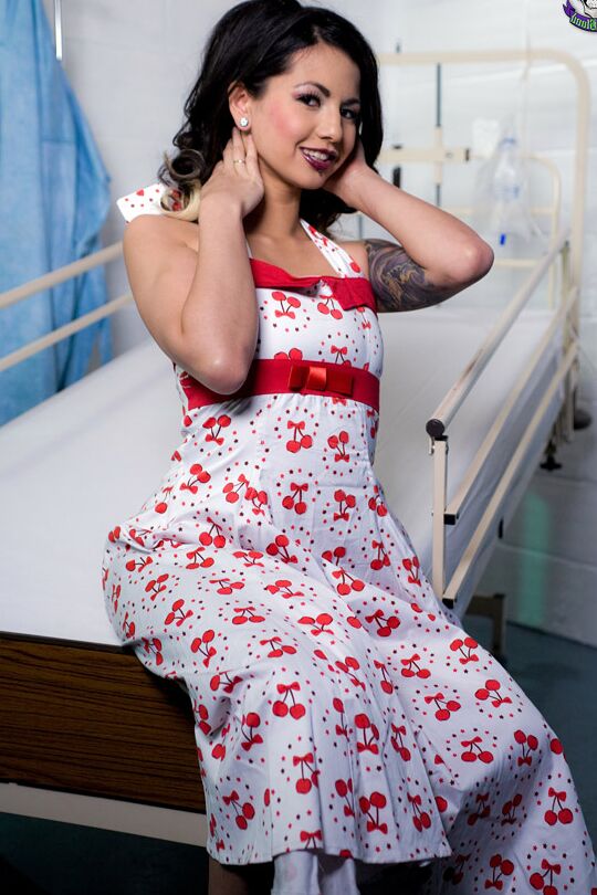 15P A asiática de cabelos escuros Holly D balança a bunda nua depois de tirar um lindo vestido