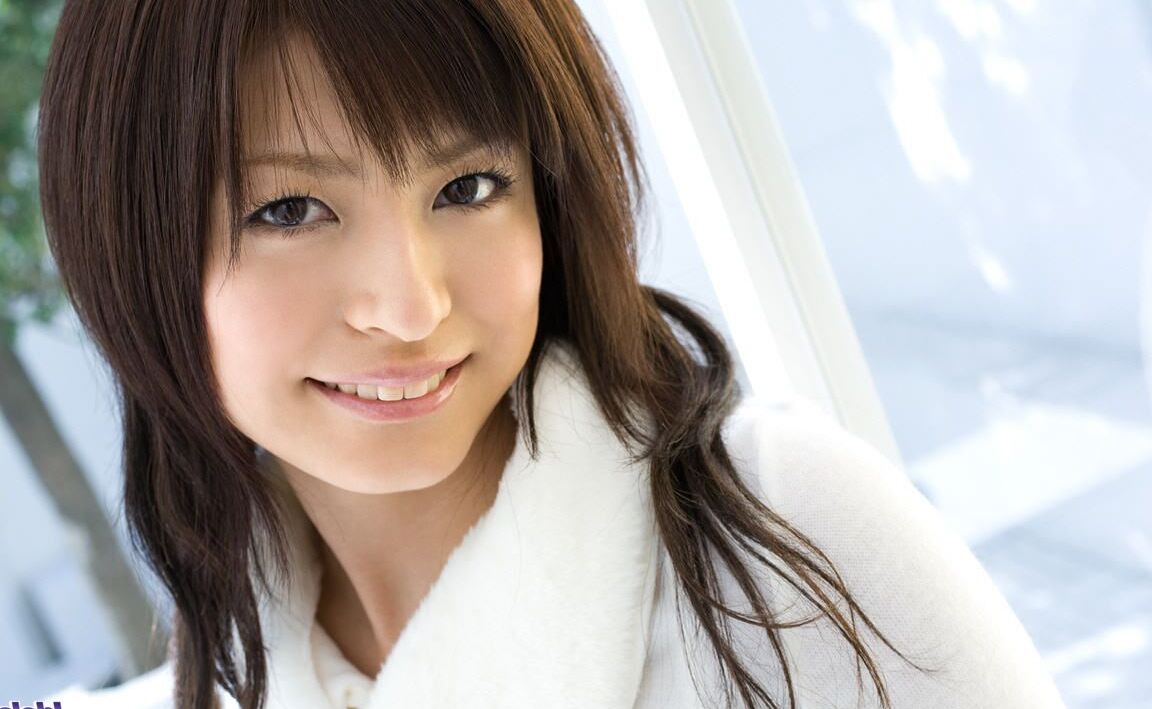 16P La colegiala japonesa Misaki Mori va descalza mientras expone su tanga