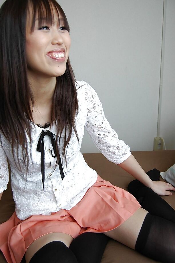 16P スマイリーアジアの女の子がヌードになって毛むくじゃらの溝をクローズアップで露出する