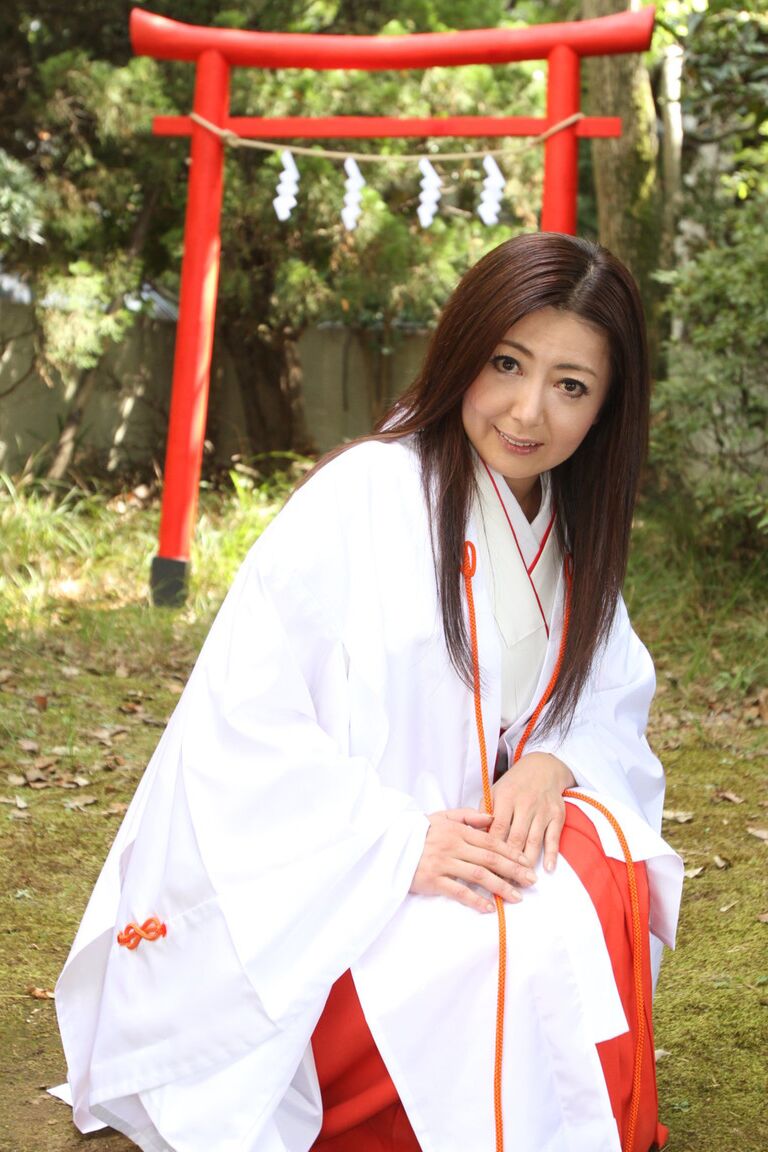 15P La japonesa mayor Ayano Murasaki expone sus tetas y su arbusto en el jardín