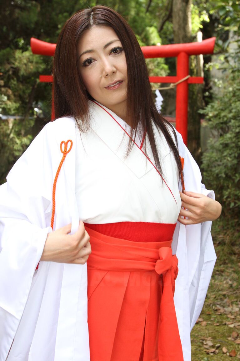 15P La japonesa mayor Ayano Murasaki expone sus tetas y su arbusto en el jardín