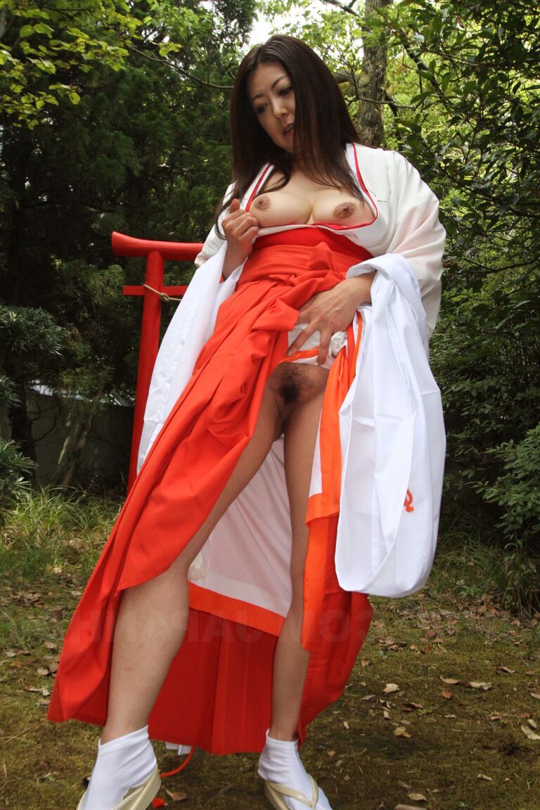 15P La japonesa mayor Ayano Murasaki expone sus tetas y su arbusto en el jardín