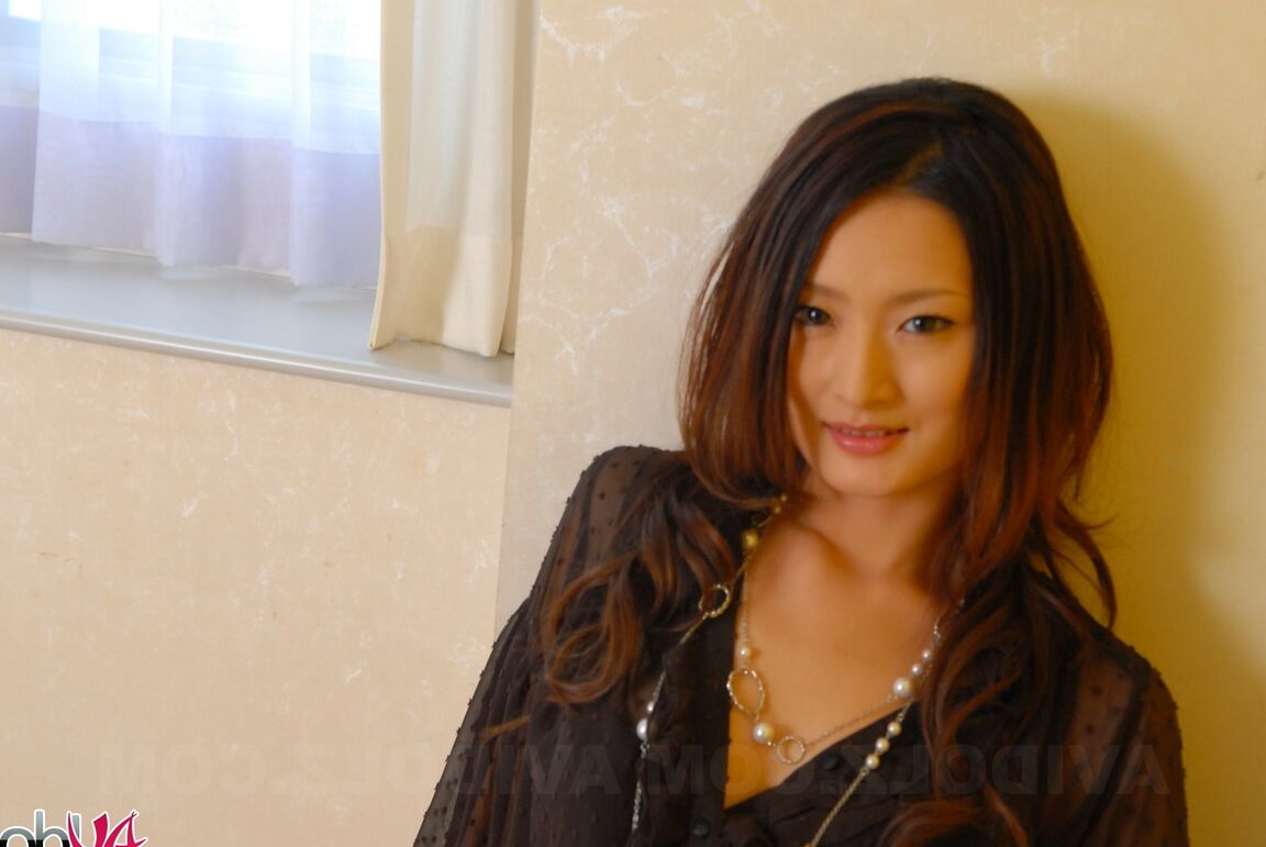 15P Schöne japanische Frau zeigt ihre schlanken Beine in schwarzen Shorts und High Heels