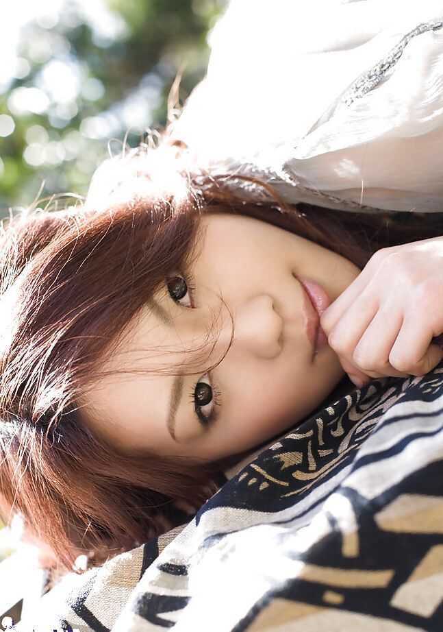 14P Seductora zorra asiática en tacones altos Ryo Shinohara posando al aire libre