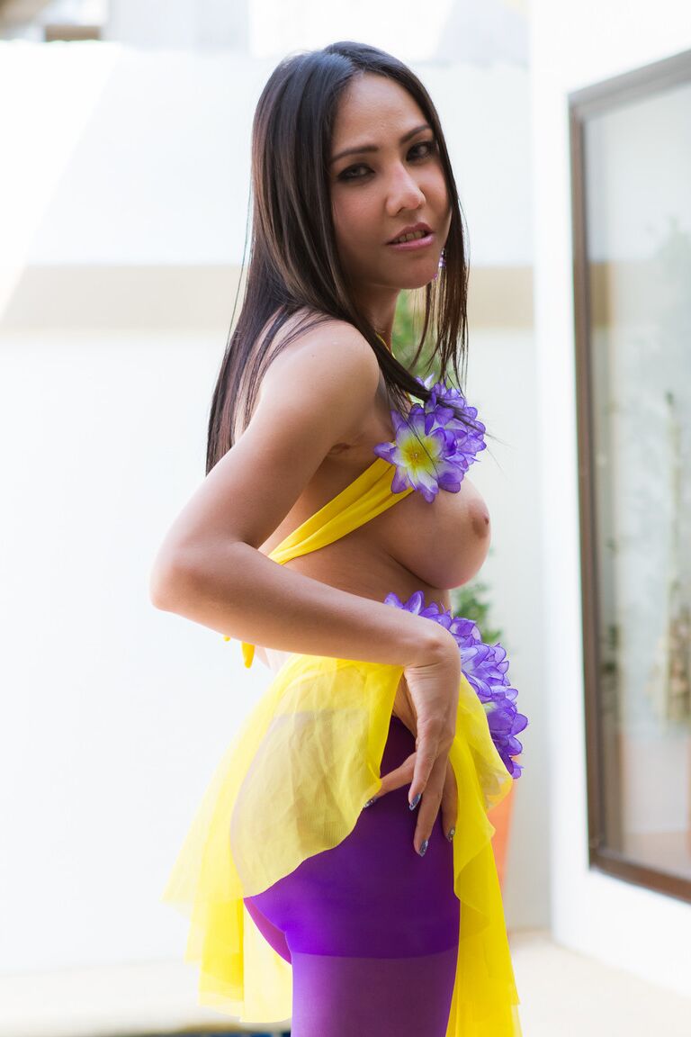 21P Ladyboy May aux gros seins jouant avec ses délicieux trous dans ses bas violets