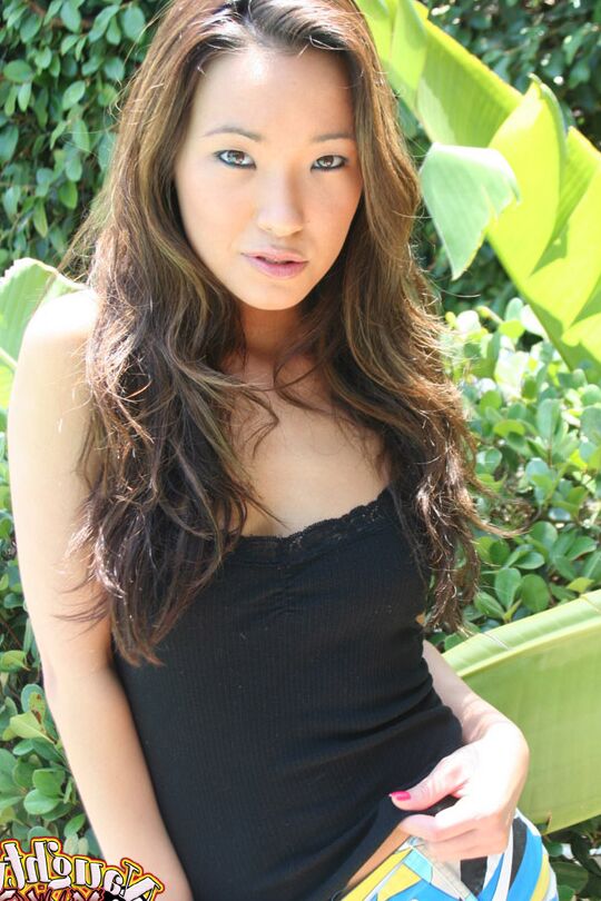 12P Petite Asian Teen umfasst ihre kleinen Brüste, nachdem sie sich im Garten nackt ausgezogen hat