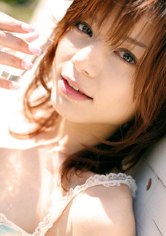 16P La dulce japonesa Tina Yuzuki expone casualmente sus pequeñas tetas