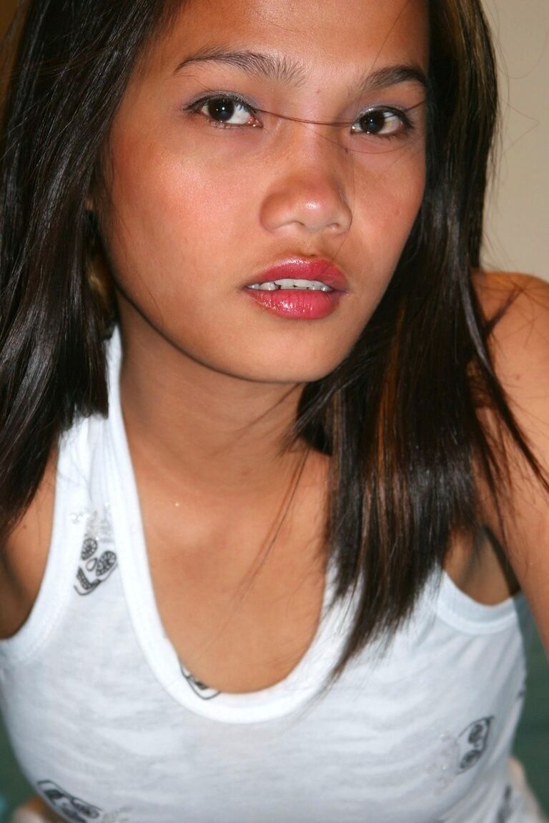 15P Chica Pinay de aspecto joven se separa el suave coño después de desnudarse en una cama