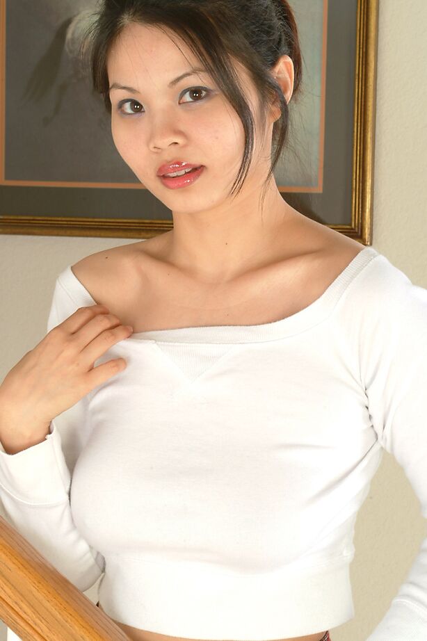 16P Gata asiática amadora exibindo grandes seios naturais e buceta lisa em nylons otk