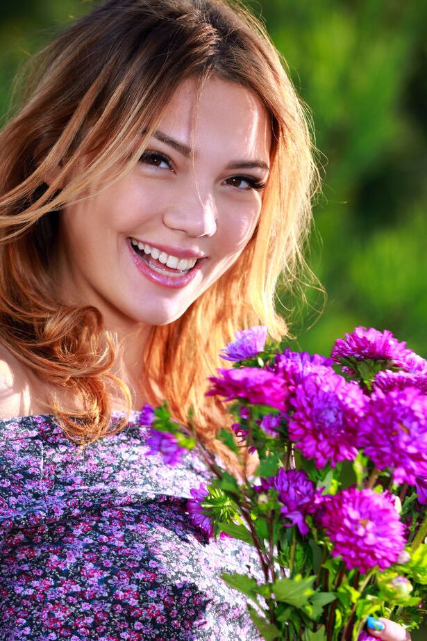 18P La preciosa asiática Alicia Love sostiene un ramo de flores antes de desnudarse