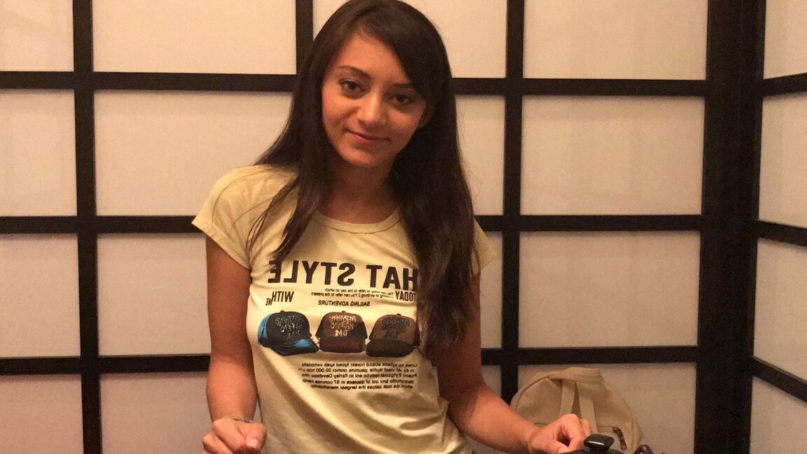 15P A amadora asiática Jennifer se despe antes do sexo POV em seu estúdio