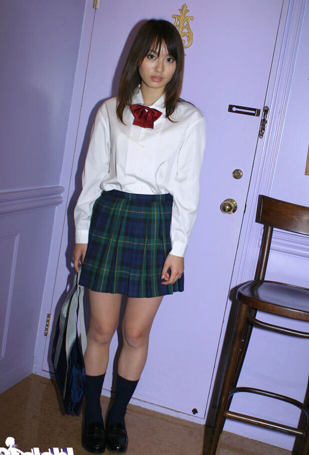 16P A estudante asiática safada Hikaru Koto tirando o uniforme