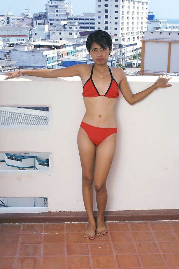 16P Pla amateur asiática descalza liberando sus pequeñas tetas y su coño peludo del bikini