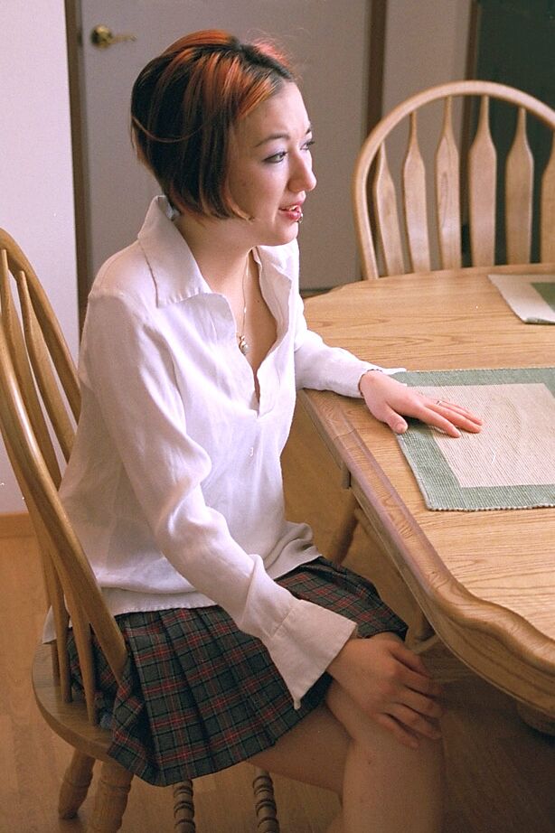 16P Süße asiatische Amateurin Hazel entblößt gepiercte Brustwarzen und rasierte Vagina