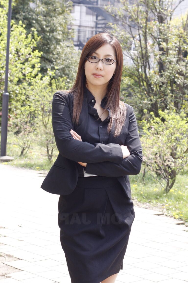 15P 日本人モデルの松ヒカルが事務服でメガネを掛けたり外したりする