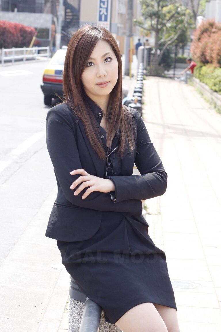 15P 日本人モデルの松ヒカルが事務服でメガネを掛けたり外したりする
