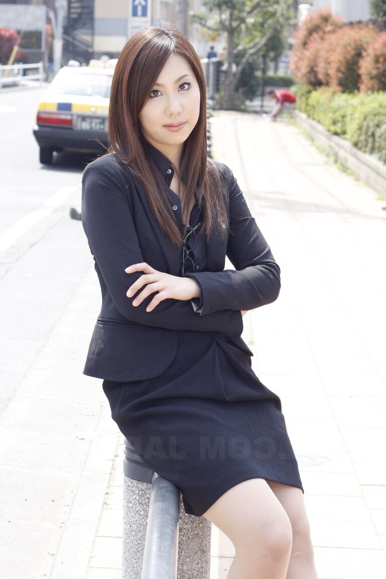 15P 日本人モデルの松ヒカルが事務服でメガネを掛けたり外したりする