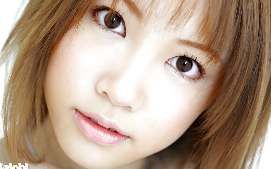 15P Hübsches asiatisches Babe mit sexy Beinen Reika Shina schlüpft aus ihren Kleidern