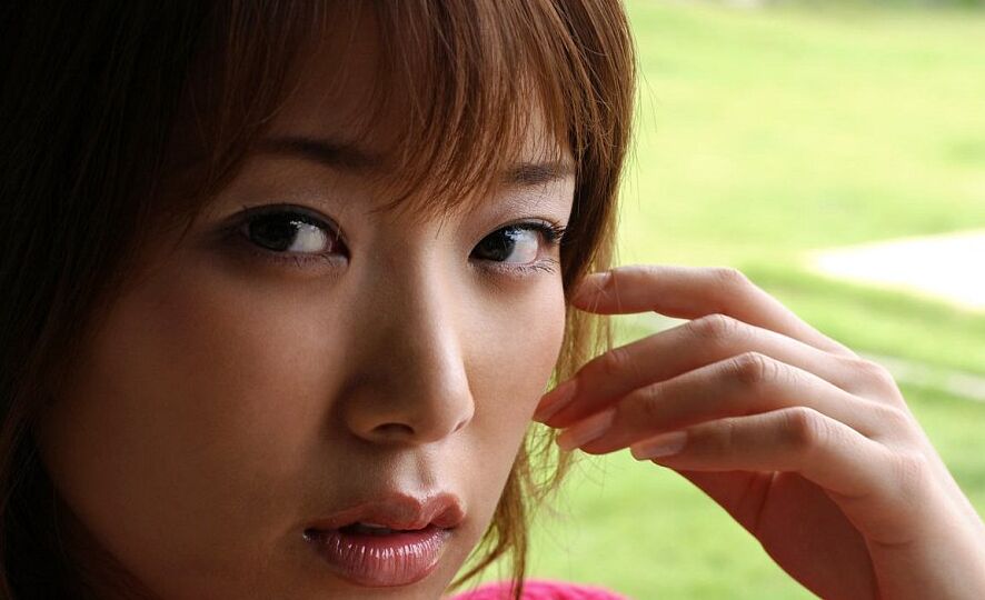 16P Joven japonesa expone sus pechos firmes y su arbusto recortado