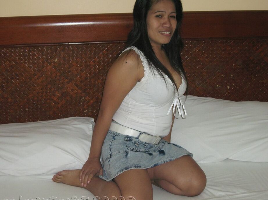 14P Chica filipina gordita suelta sus grandes naturales en una cama con un tanga negro