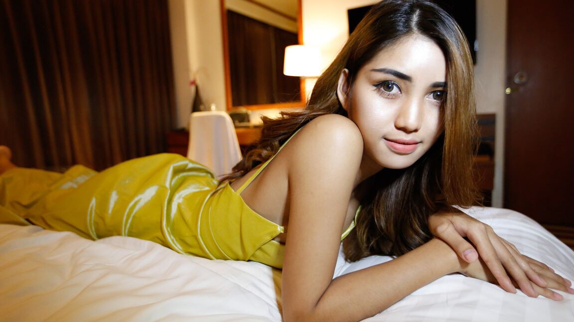 12P Ladyboy tailandesa bonita de 20 años recibe la cara llena de semen de una gran polla blanca