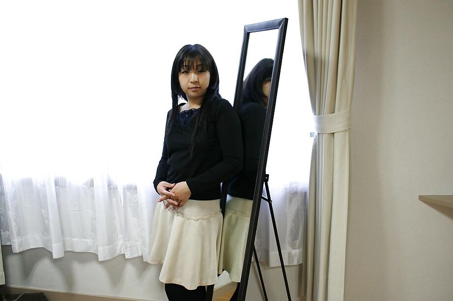 16P Une asiatique timide en collants noirs se débarrasse de ses vêtements