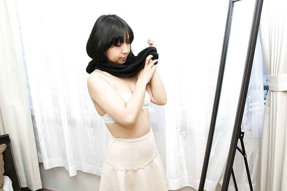 16P Une asiatique timide en collants noirs se débarrasse de ses vêtements