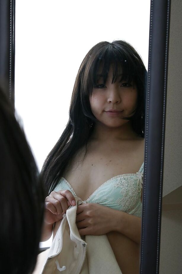 16P Une asiatique timide en collants noirs se débarrasse de ses vêtements