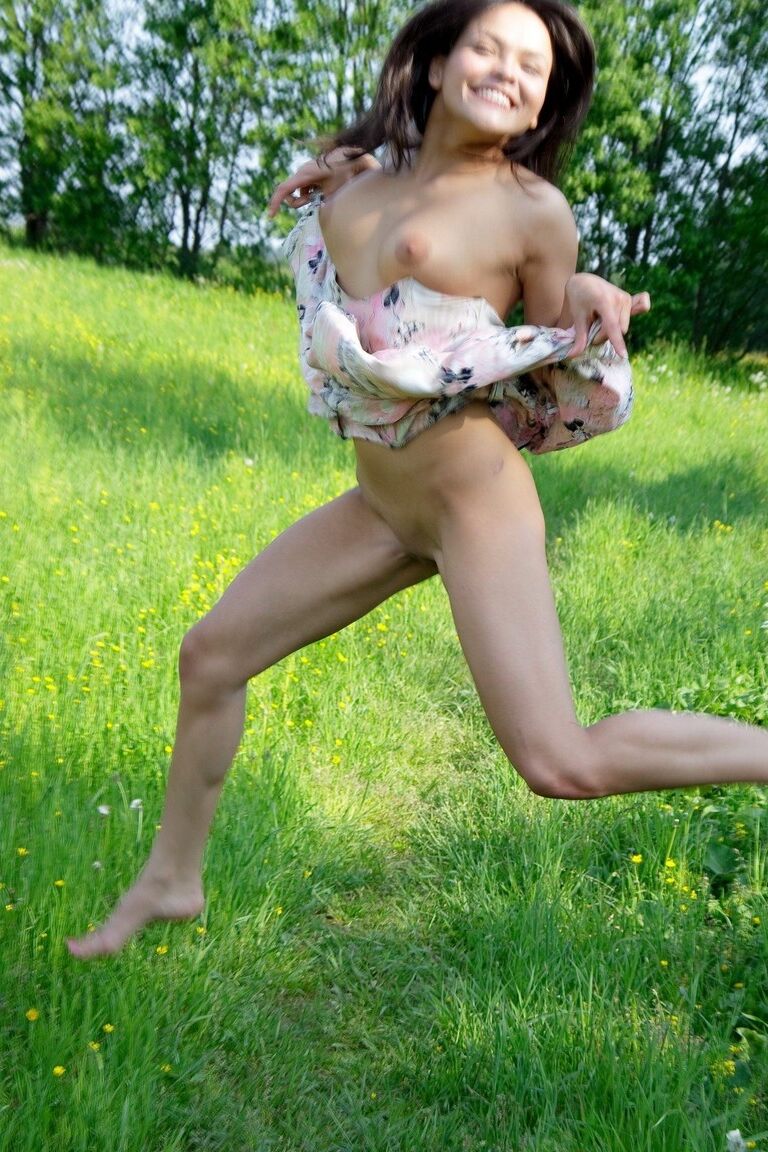 16P Une jeune asiatique aux gros seins écarte la chatte dans un grand espace vert