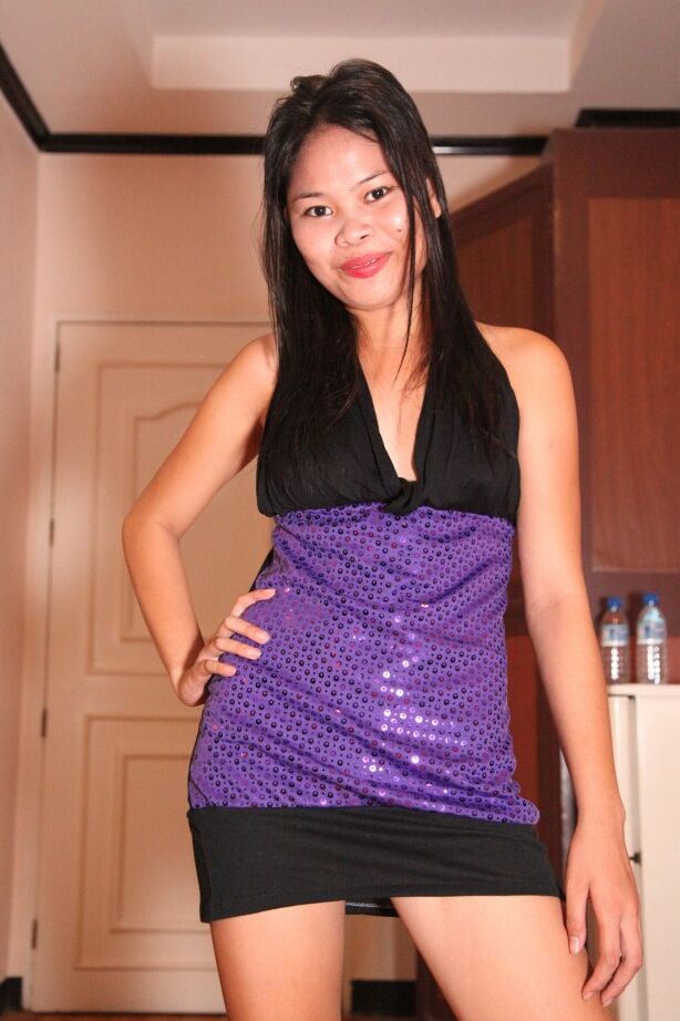 21P A atraente garota filipina Alona exibindo seus peitos doces