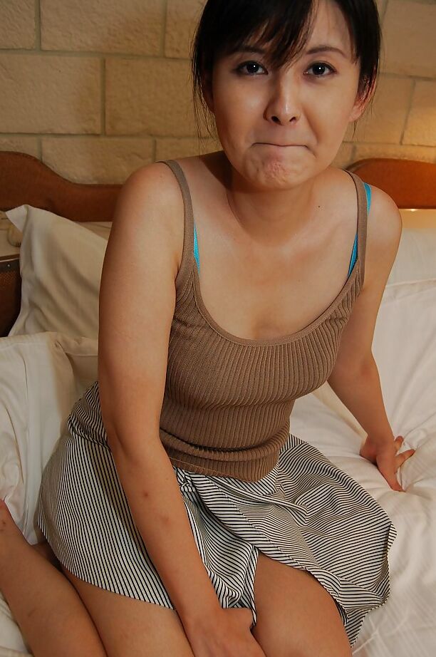 16P Schüchterne asiatische MILF zieht sich aus und vibriert mit ihrem unrasierten Penis