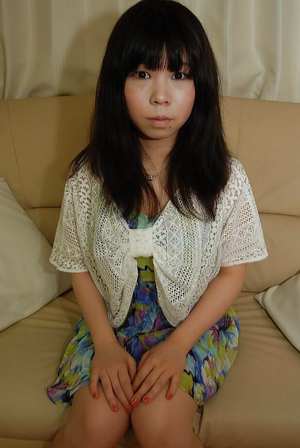 16P vollbusige asiatische Teenagerin Naomi Ide zieht sich aus und duscht