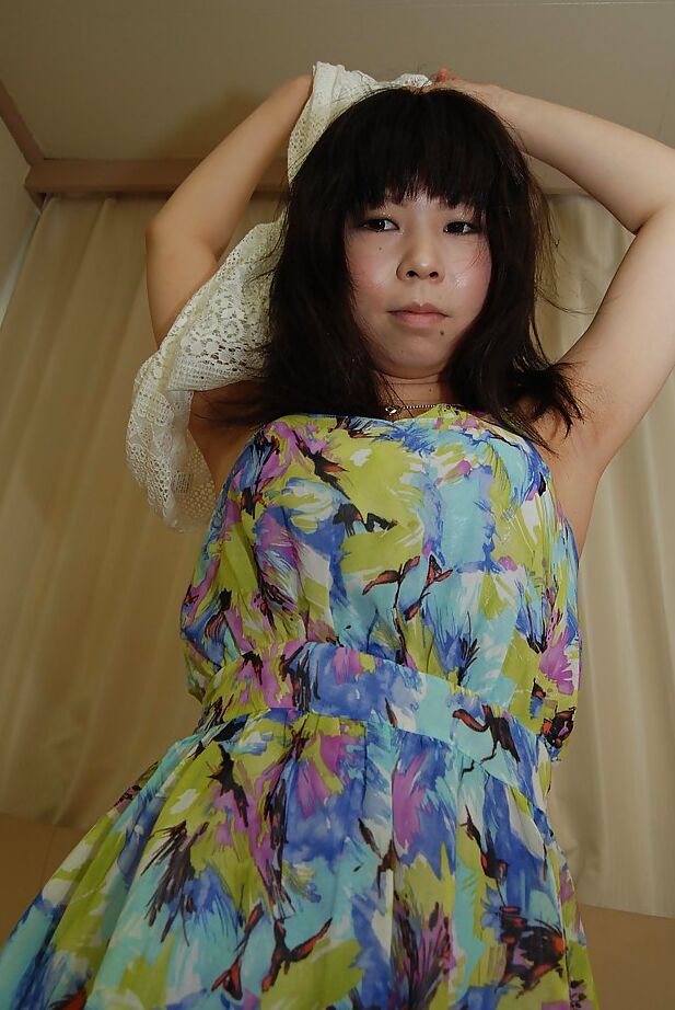 16P vollbusige asiatische Teenagerin Naomi Ide zieht sich aus und duscht