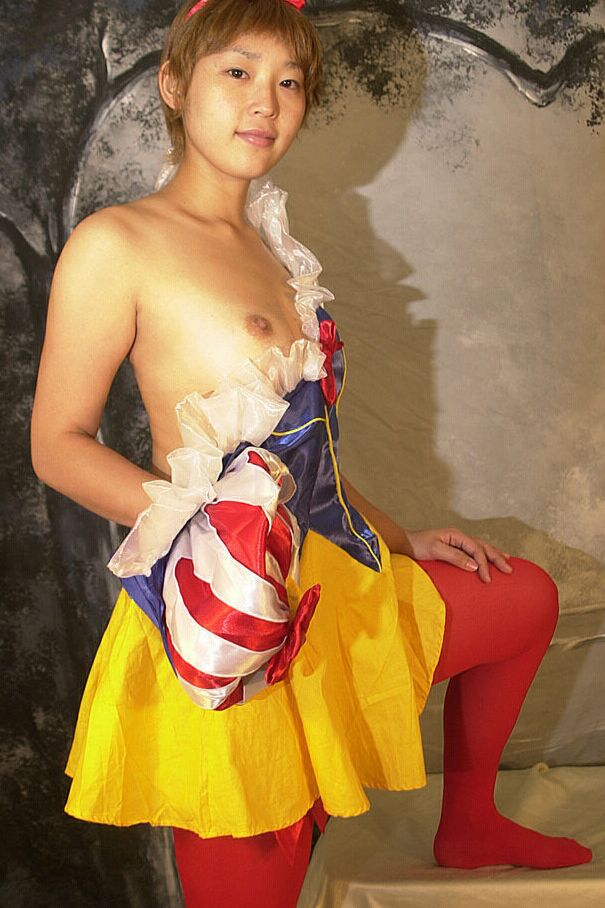 16P Bonito asiático iniciante Ai liberando lindos peitos de adolescente da roupa de cosplay