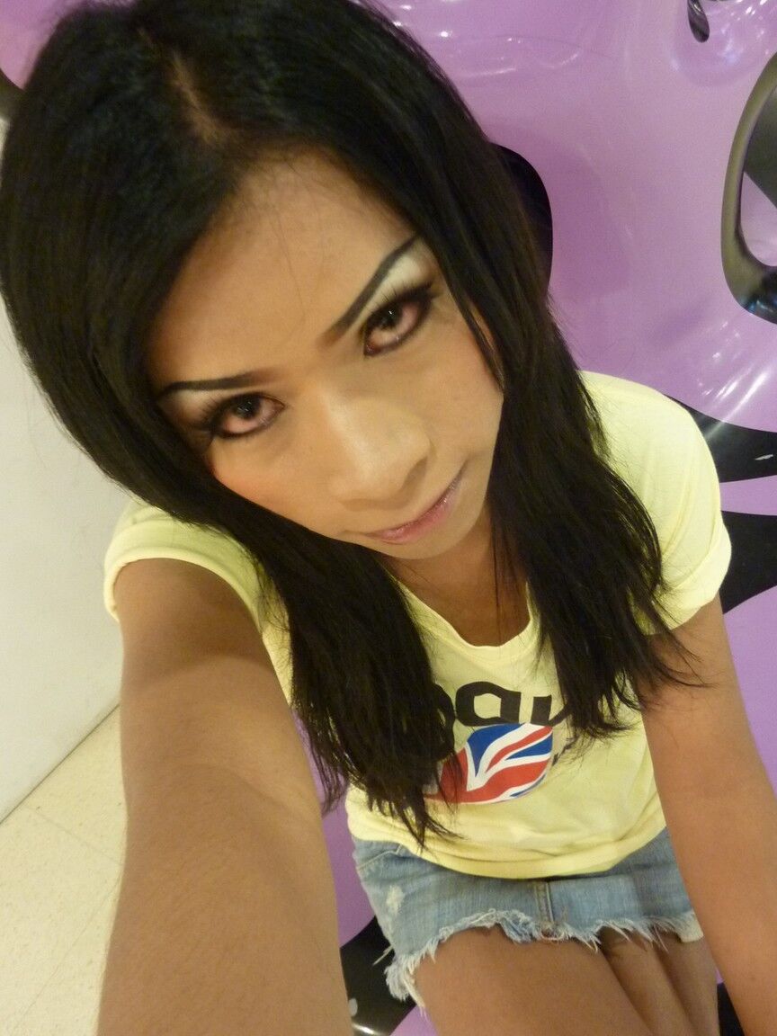 17P Ladyboy asiatique Mo déshabille ses vêtements
