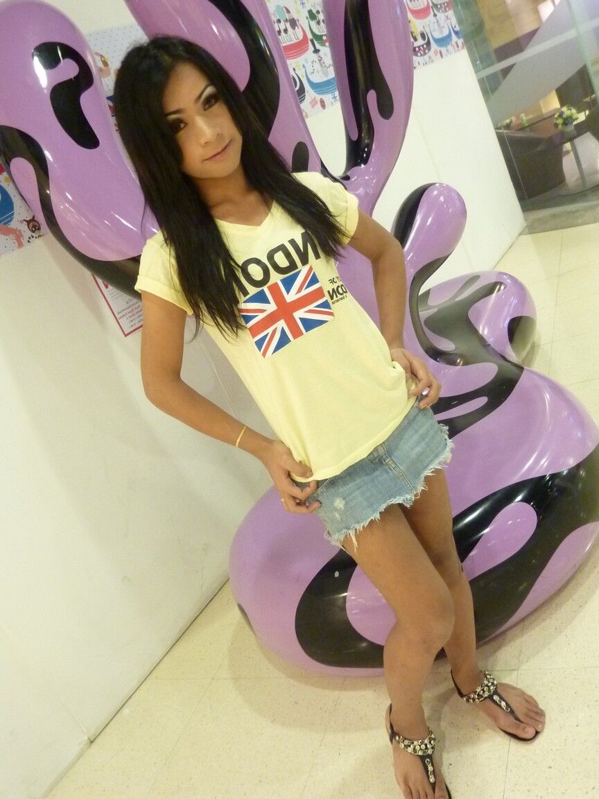 17P Ladyboy asiatique Mo déshabille ses vêtements