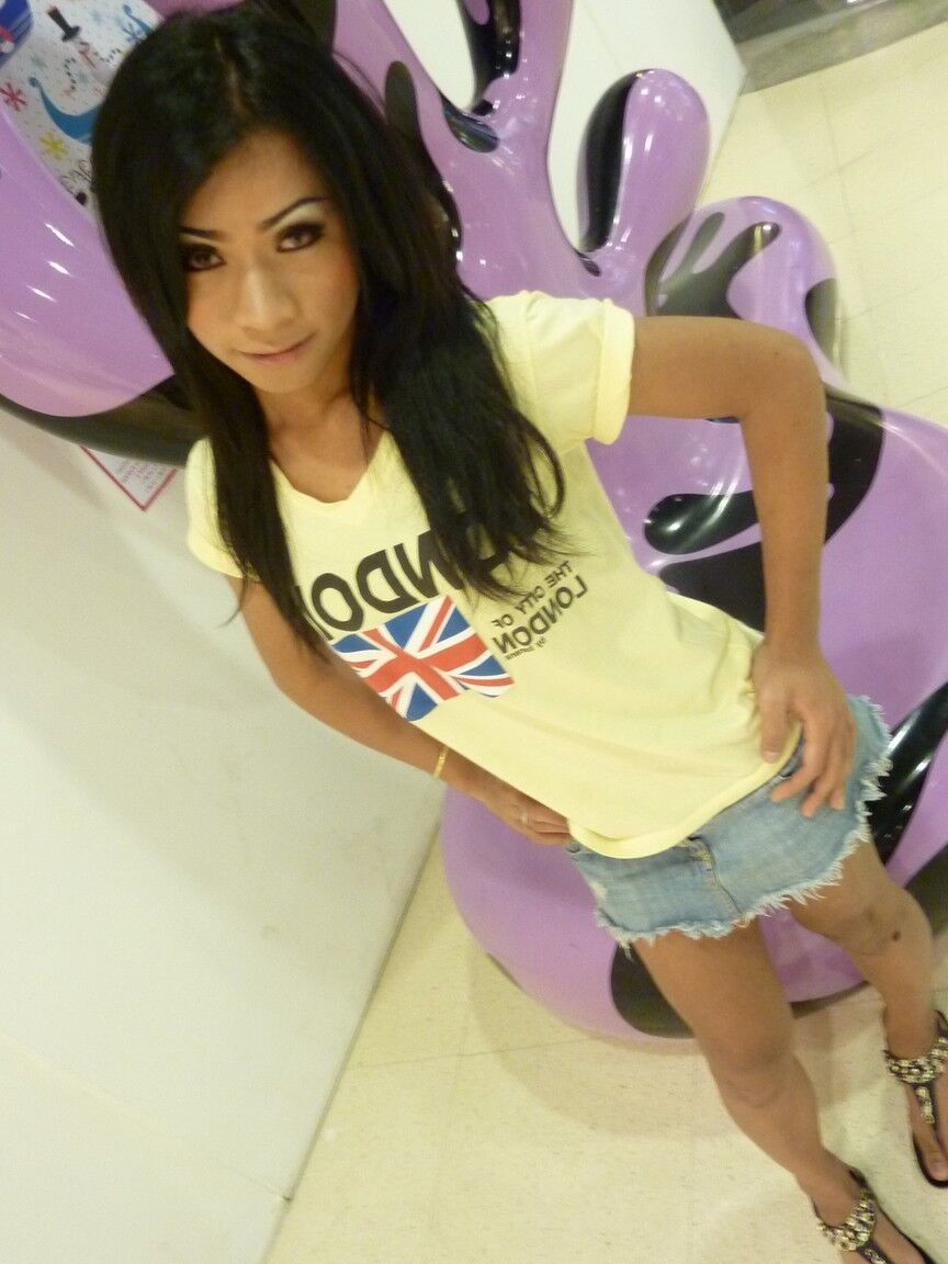 17P Ladyboy asiatique Mo déshabille ses vêtements