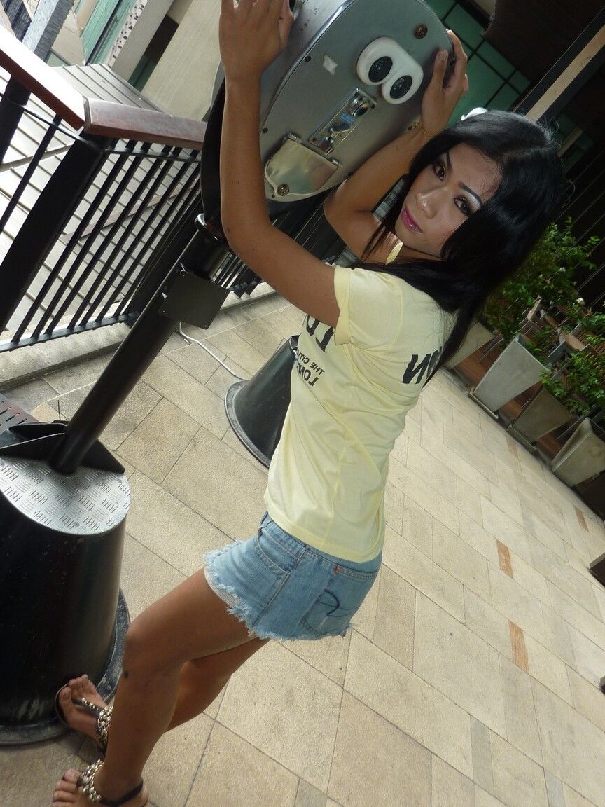 17P Ladyboy asiatique Mo déshabille ses vêtements