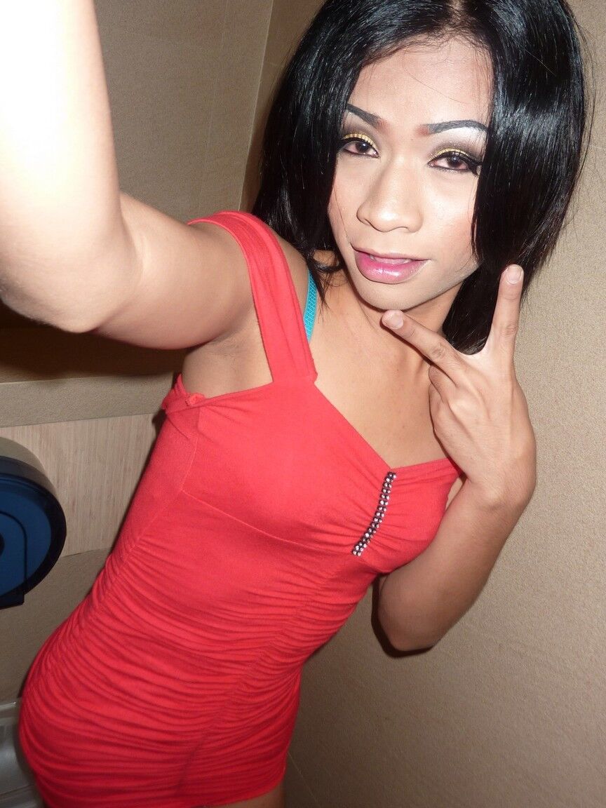 17P Ladyboy asiatique Mo déshabille ses vêtements