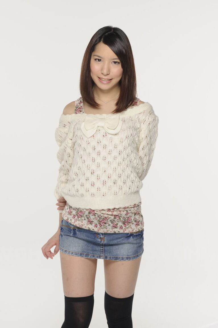 La japonaise 15P Kurara Makise montre une culotte upskirt en jupe en jean et des chaussettes OTK