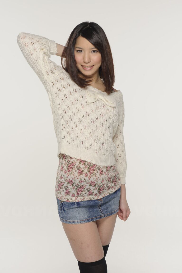 La japonaise 15P Kurara Makise montre une culotte upskirt en jupe en jean et des chaussettes OTK
