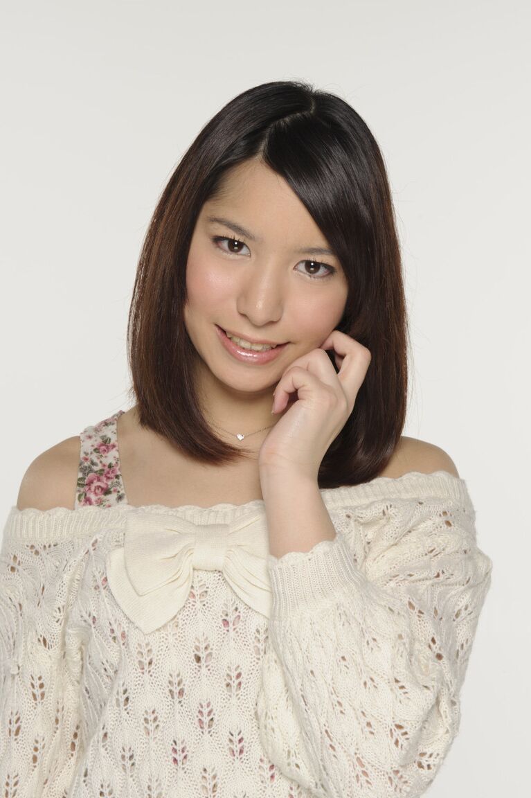 La japonaise 15P Kurara Makise montre une culotte upskirt en jupe en jean et des chaussettes OTK