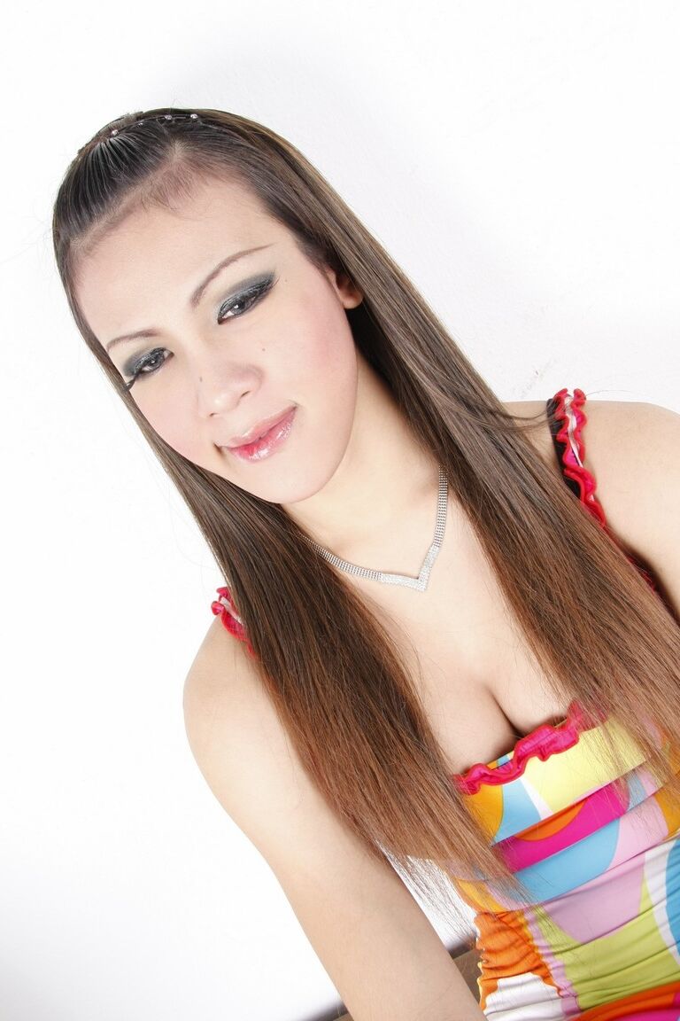 18P Morena travesti Sop tira a roupa provocativamente e mostra seus peitos e pau perfeitos