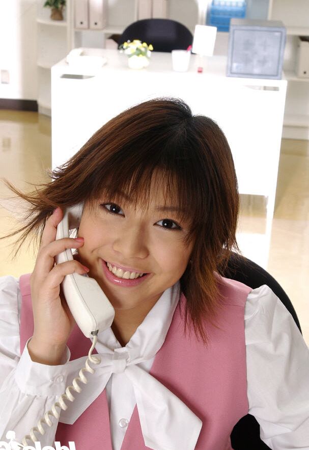 16P Mai Haruna, une séduisante asiatique au bureau, se déshabille.