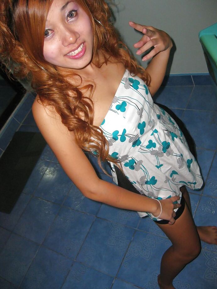 16P Tentadora ruiva adolescente asiática com peitos doces enfia