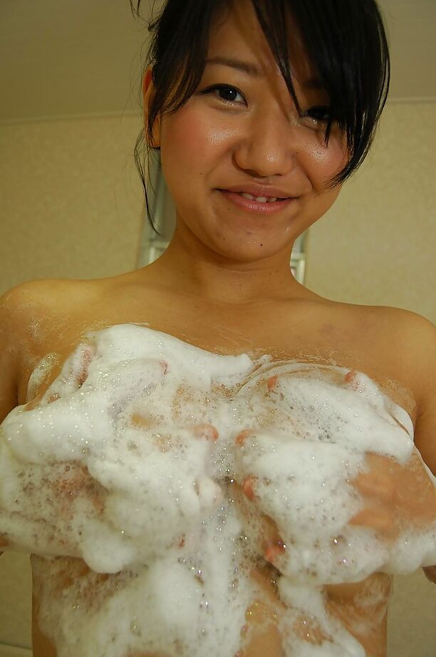 16P Adolescente asiática tetona con herida peluda Risa Takashima tomando una ducha