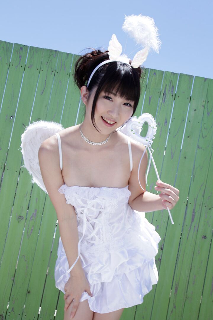 21P La linda ángel japonesa Maria Kotobuki follada por su coño calvo en un trío MMF