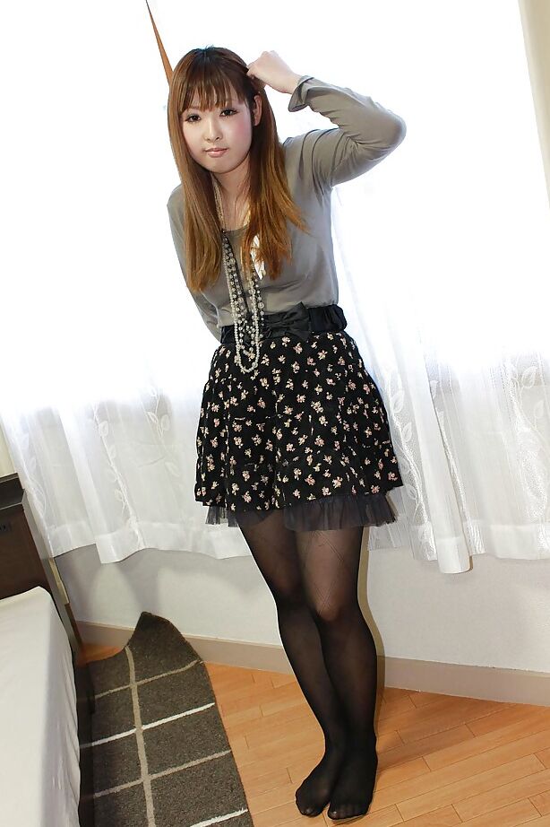 16P Bosomy adolescente asiática Honoka Ono se despindo e brincando com um vibrador