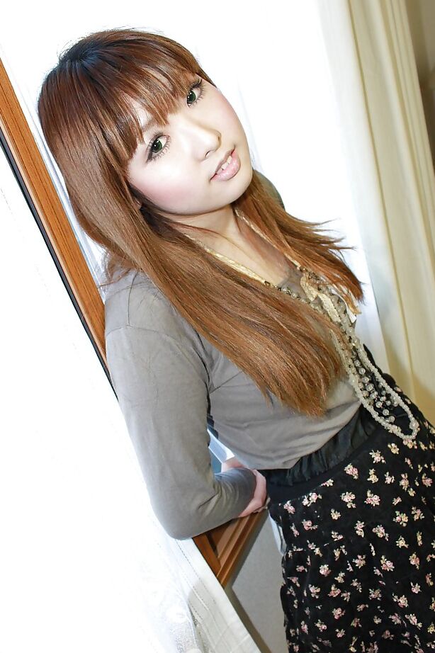 16P Bosomy adolescente asiática Honoka Ono se despindo e brincando com um vibrador